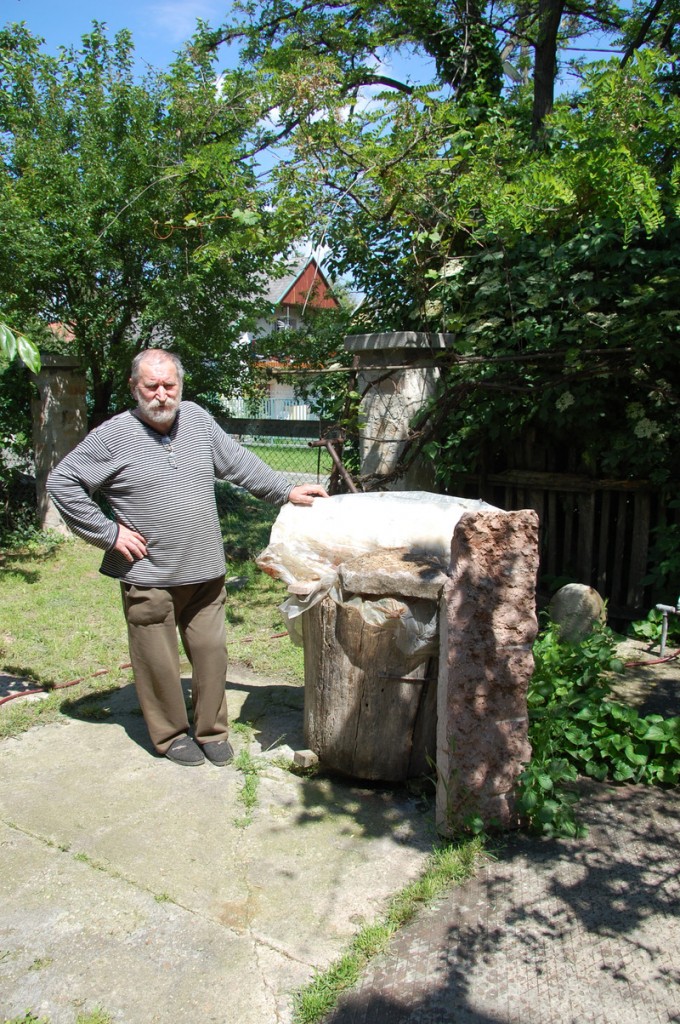 Holdas György szobrászművész műtermében